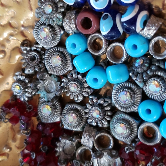 MOVED PLATFORMS - Assorted beads salvage - Picture 3 of 4